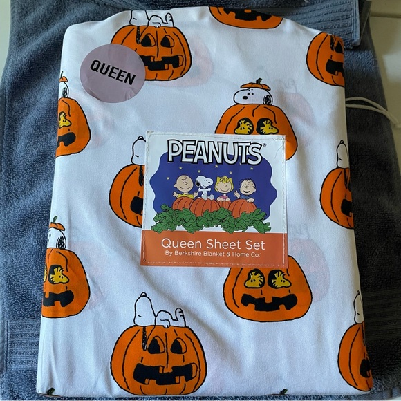 NWT Peanuts Halloween Queen Sheet Set Snoopy, Woodstock, Pumpkins by Berkshire - Picture 1 of 4